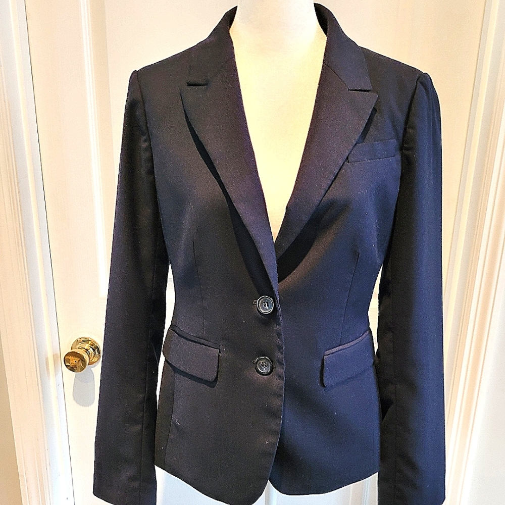 The Limited Sz 4 Classic Navy Blazer, 2 button, Notched collar, 2 flap pockets